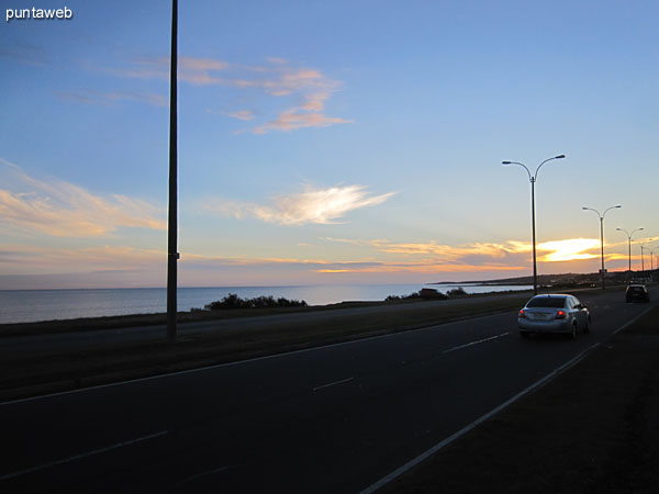 View of the access route to Punta del Este from the garden in front of the building.