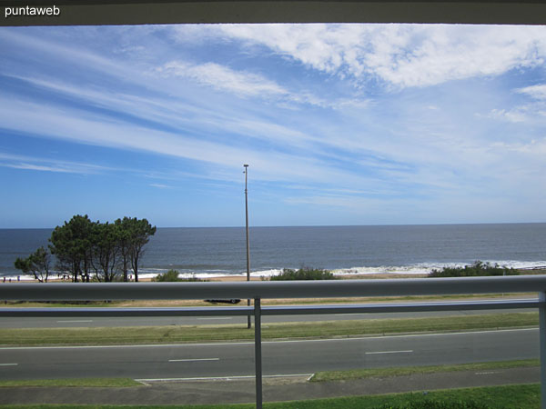 Vista frontal hacia la bah�a de Punta del Este sobre la playa Pinares desde el balc�n terraza del apartamento.