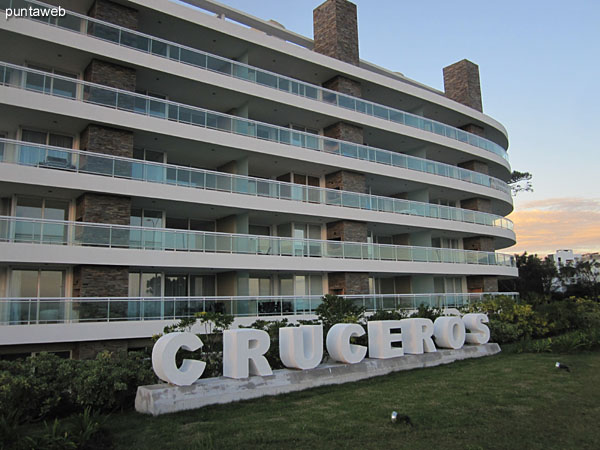 Cruceros facade facing west with a clear view of the sea in Pinares.