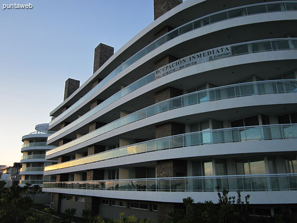 Fachada del edificio desde el lateral sur.