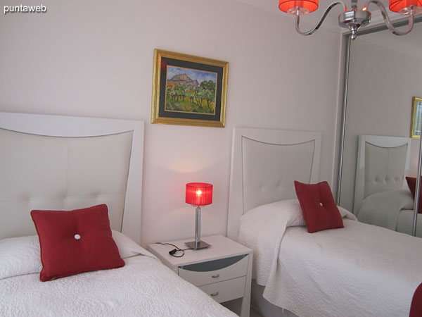 Second suite, located towards the quiet part of the building. Equipped with two single beds, cable TV and air conditioning.