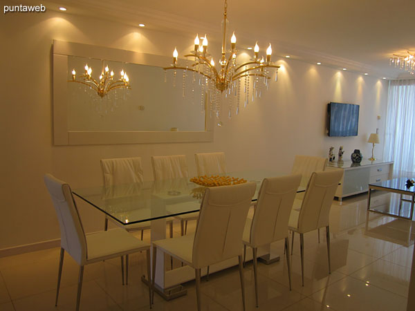 Continuous living room environment. Upon entering the dining room with an important glass table for eight people.