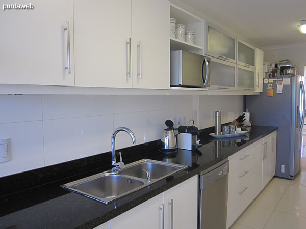 General view of the kitchen counter.