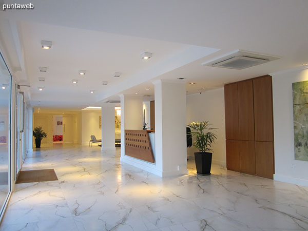 Overview frontdesk lobby to the reception.