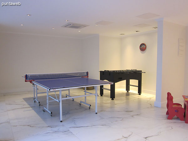 Sala de juegos para chicos y adolescentes. Situada a nivel del lobby del edificio.<br><br>Equipada con mesa de ping–pong, futbolito y otros juegos para ni�os.