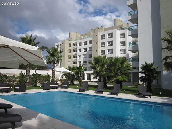 General view of the outdoor pool in the garden at the back of the building.<br><br>Due to its location, it receives sun throughout the morning and late afternoon.