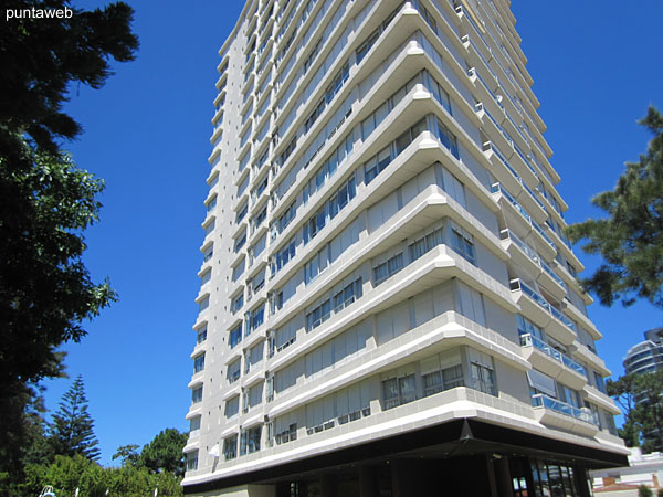 Facade of the Dormar building on Roosevelt Ave.