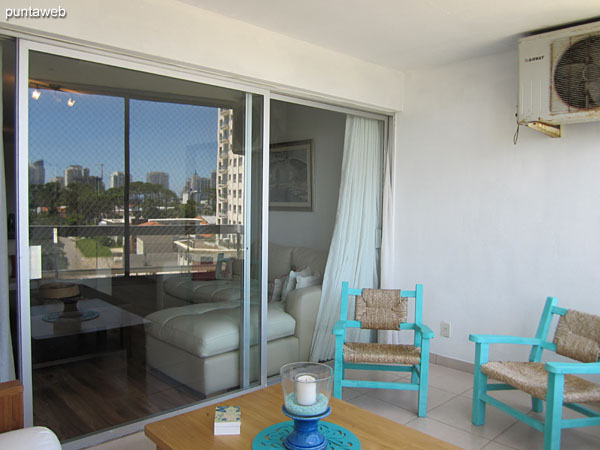 The balcony of the apartment has an armchair with two bodies and two individual wooden chairs around a low table.<br><br>It has an enclosure and offers views towards Av. Roosevelt.