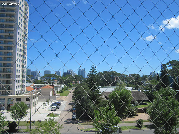 Vista hacia el oeste en direccin a la playa Mansa sobre la Av. Roosevelt desde el balcn terraza del apartamento.