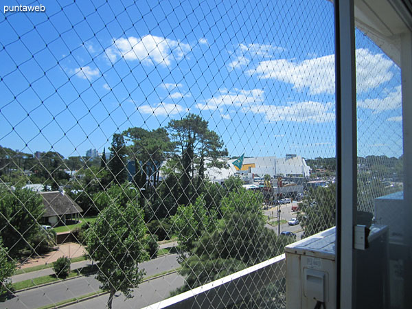 Vista hacia el oeste en dirección a Punta Shopping sobre la Av. Roosevelt desde el balcón terraza del apartamento.