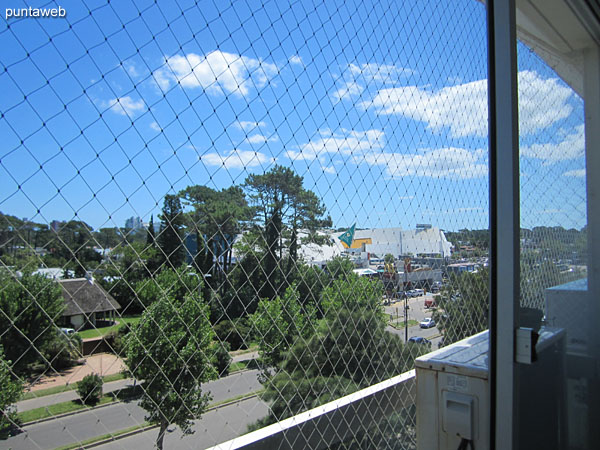 Vista hacia el oeste en direccin a Punta Shopping sobre la Av. Roosevelt desde el balcn terraza del apartamento.