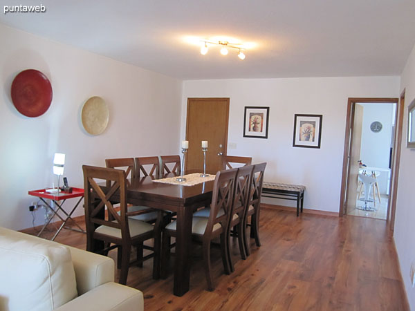 General view of the dining space from the living room towards the entrance of the apartment.