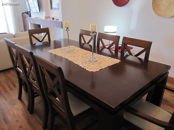 Detail of the dining table ready for six people.