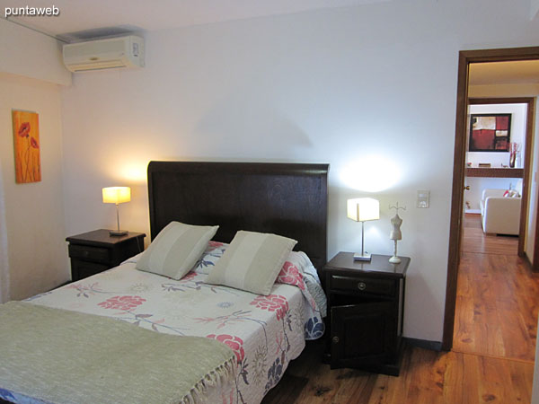 Suite. Situada hacia el lateral sur del apartamento. Cuenta con cama matrimonial, TV con cable, aire acondicionador y cortinas con mecanismo elctrico.