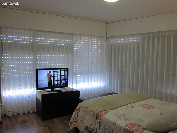 Suite. Situada hacia el lateral sur del apartamento. Cuenta con cama matrimonial, TV con cable, aire acondicionador y cortinas con mecanismo elctrico.