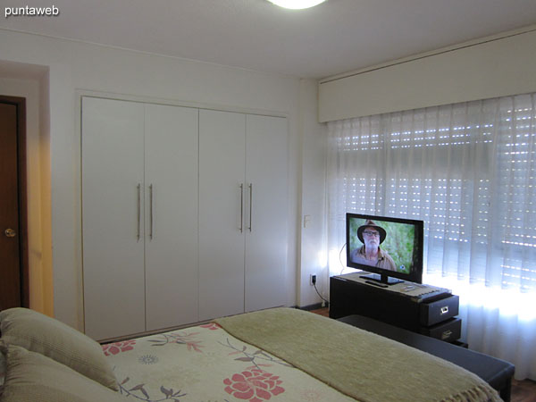 Suite. Situada hacia el lateral sur del apartamento. Cuenta con cama matrimonial, TV con cable, aire acondicionador y cortinas con mecanismo elctrico.