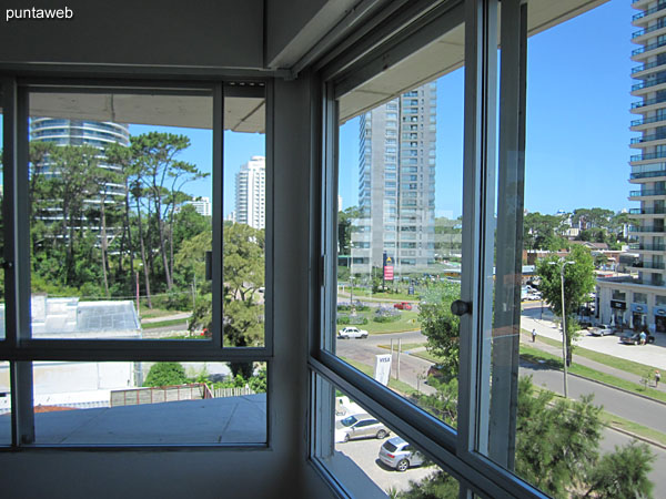 La suite tiene ventanas en esquina ofreciendo vistas hacia la Av. Rooselvelt y entorno de barrio residencial.