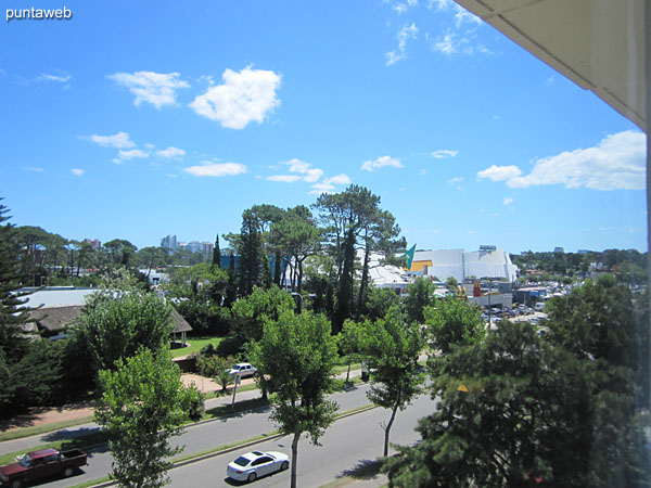 La suite tiene ventanas en esquina ofreciendo vistas hacia la Av. Rooselvelt y entorno de barrio residencial.