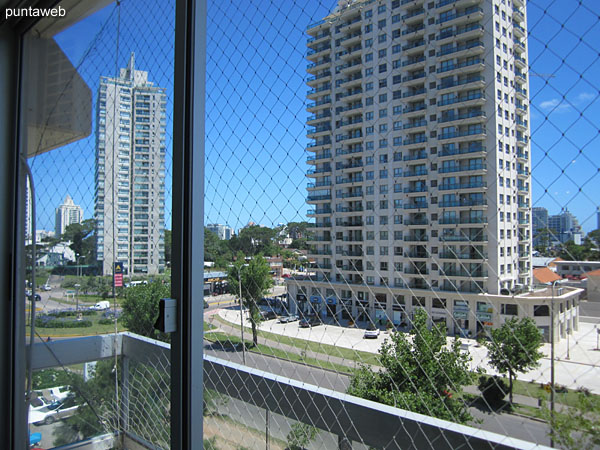 Vista desde el balcn terraza del apartamento hacia la Av. Roosevelt.