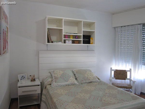 Segundo dormitorio. Situado hacia el lateral este y sur del apartamento. Cuenta con cama matrimonial, TV con cable y persianas con mecanismo elctrico.