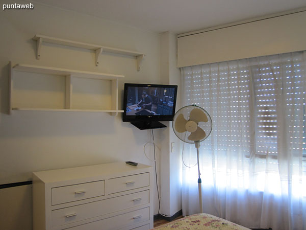 Tercer dormitorio. Situado hacia el frente del apartamento. Acondicionado con cama matrimonial, TV con cable y ventana con persianas eléctricas.
