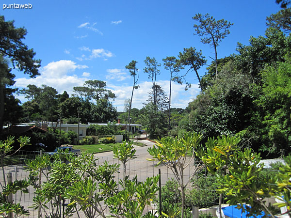 Vista hacia entorno de barrio residencial desde el sector de la pileta al aire libre.