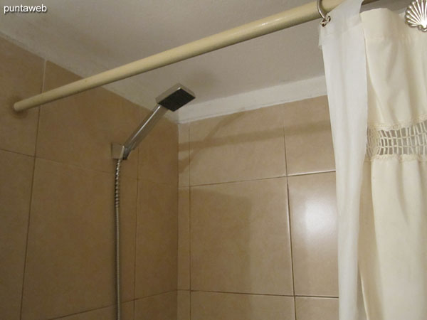 Segundo baño. Baño compartido entre el segundo y tercer dormitorio. Cuenta con ducha, cortina de baño y bañera.
