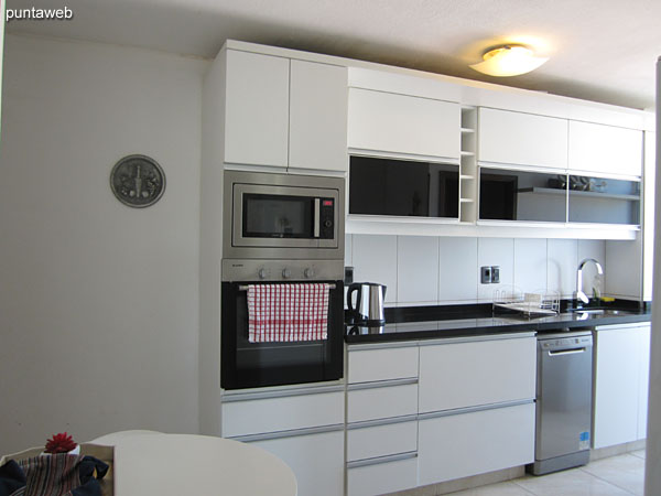 General view of the kitchen. Spacious, with entrance and service bedroom.<br><br>It has space with a table and two chairs as a breakfast bar.