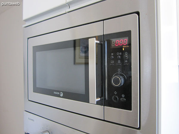 Microwave oven.