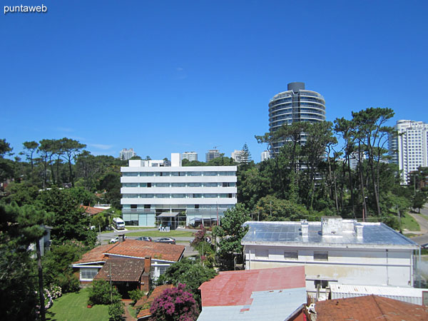 Vista desde la cocina hacia el lateral sur.