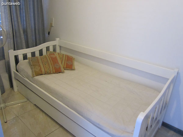 Dormitorio de servicio. Cuenta con cama marinera.