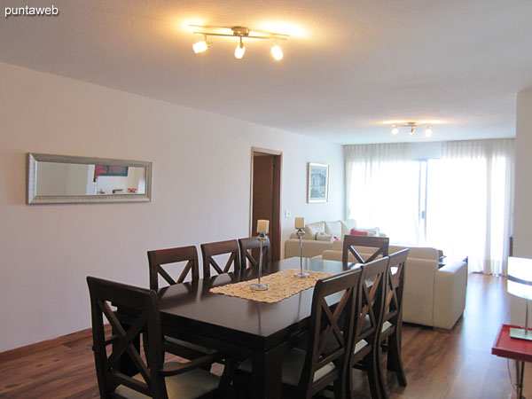 General view of the living room. In the foreground the dining table with capacity for six people.