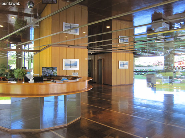 General view of the large lobby and reception of the building.