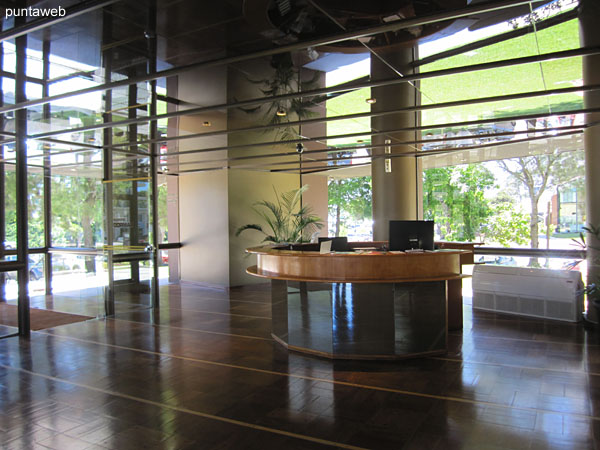 General view of the large lobby and reception of the building.