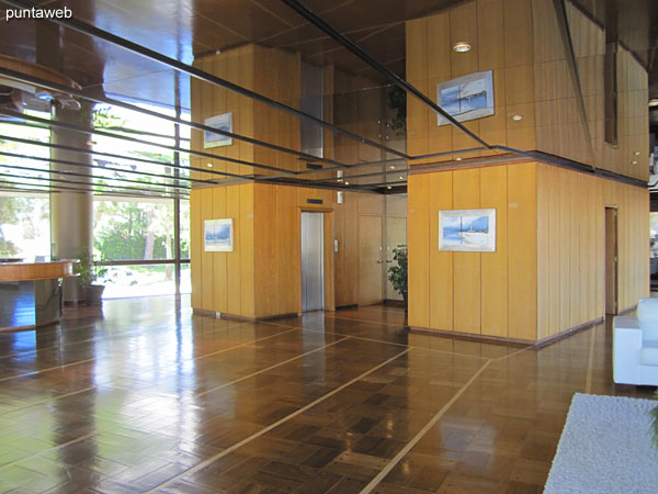 Vista general del amplio lobby y recepción del edificio.