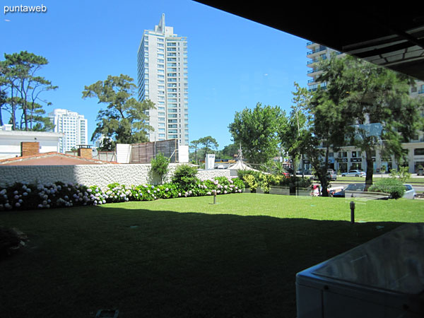 Vista hacia espacio de jardn al lateral del edificio.