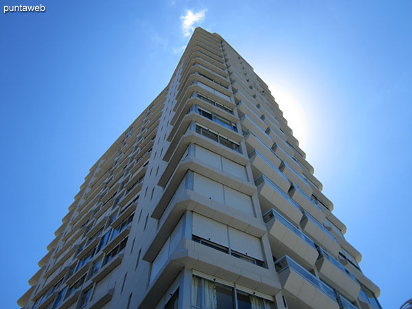 Fachada del edificio Dormar desde el jardn trasero.