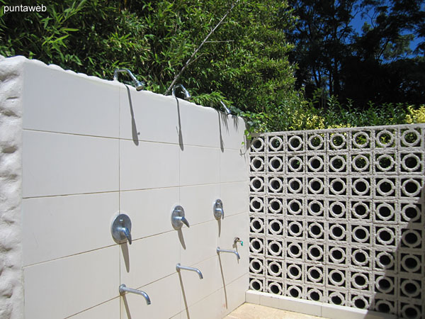 Showers for access from the beach or the pool.