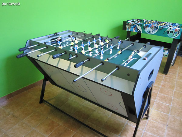 Futbolito en sala de juegos para chicos.