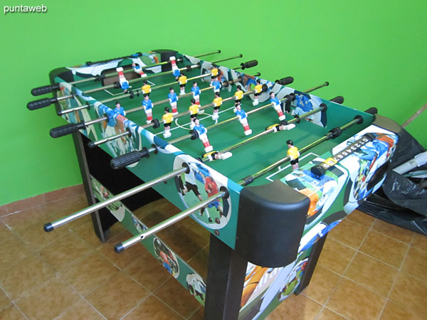 Futbolito en sala de juegos para chicos.