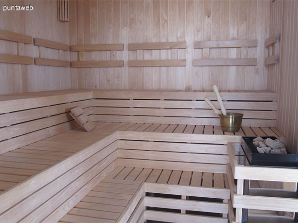 Amplio sauna en el espacio del gimnasio.