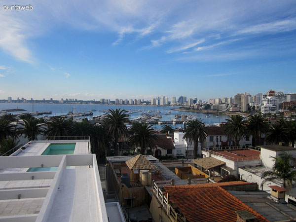 Vista de una de las terrazas desde la ventana del gimnasio en el ltimo piso. Al fondo, el puerto y la baha de Punta del Este.