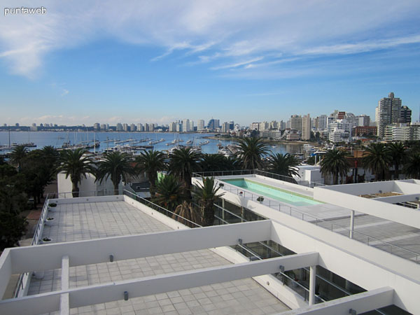 Vista general de la barbacoa desde la fachada oeste hacia el noreste. Al fondo se aprecian algunas torres de la zona central de la pennsula.