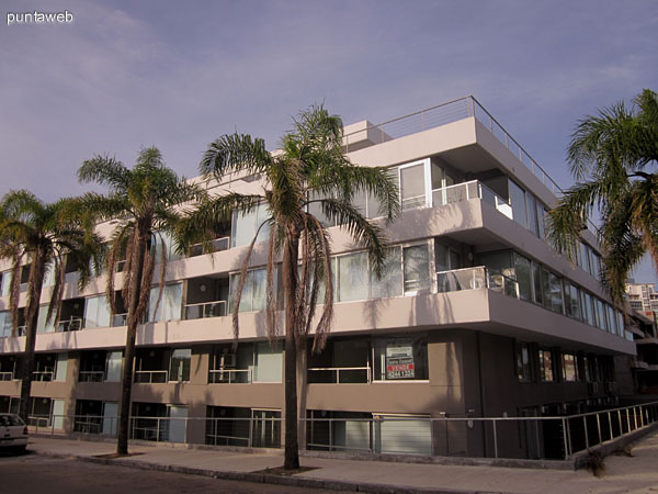 Fachada oeste del edificio a la altura del acceso al mismo.