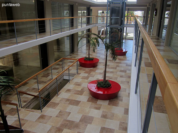 Circulación interior del edificio. Conecta todos los departamentos y ambientes de gimnasio, barbacoa y terrazas. Cuenta con dos ascensores panorámicos, escaleras en hierro y madera.