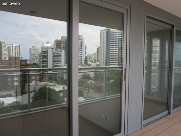 Vista desde el balcn terraza del apartamento de tres dormitorios a nivel del piso sexto.