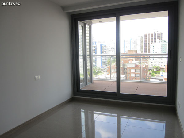 Detalle de grifera y artefactos sanitarios en la suite del apartamento de tres dormitorios.