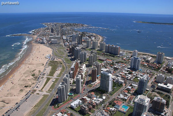 Fachada oeste genera vistas hacia la baha de Punta del Este.