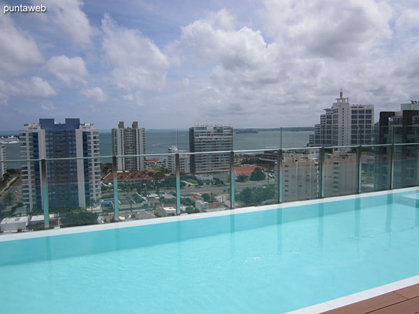 Detail outdoor pool on the 16th floor.