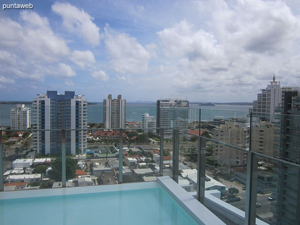 Detail outdoor pool on the 16th floor.